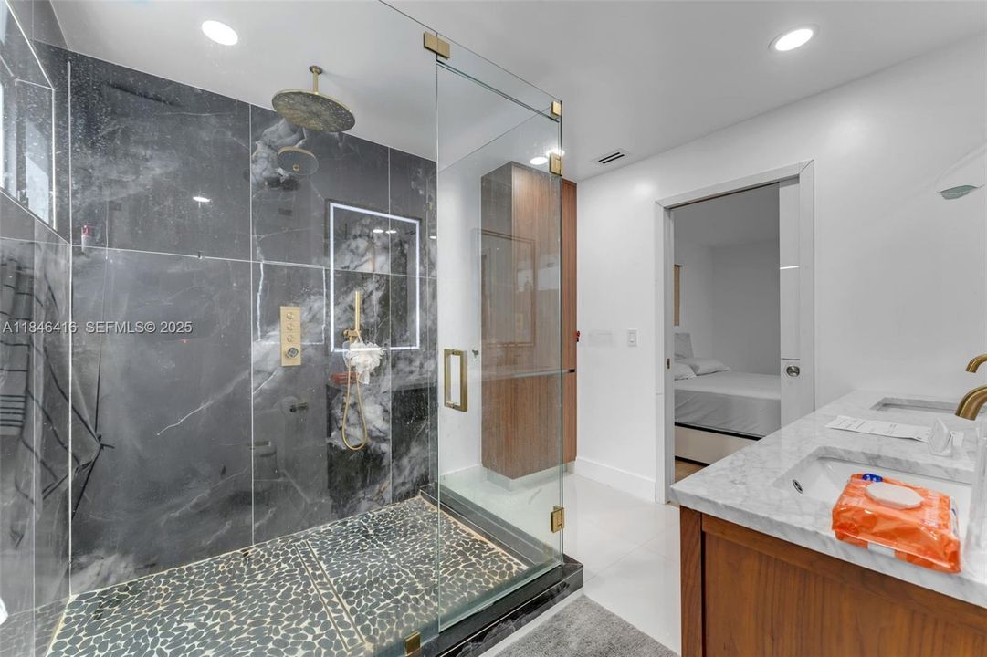 Под контрактом: $849,999 (4 спален, 3 ванн, 1832 Квадратных фут)