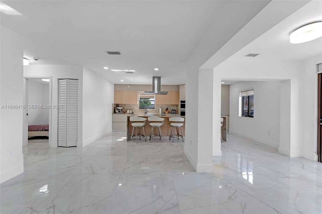 Под контрактом: $849,999 (4 спален, 3 ванн, 1832 Квадратных фут)