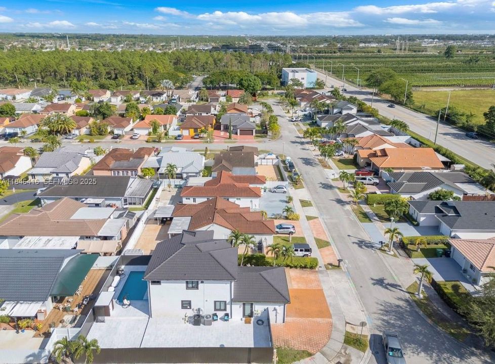 Под контрактом: $849,999 (4 спален, 3 ванн, 1832 Квадратных фут)