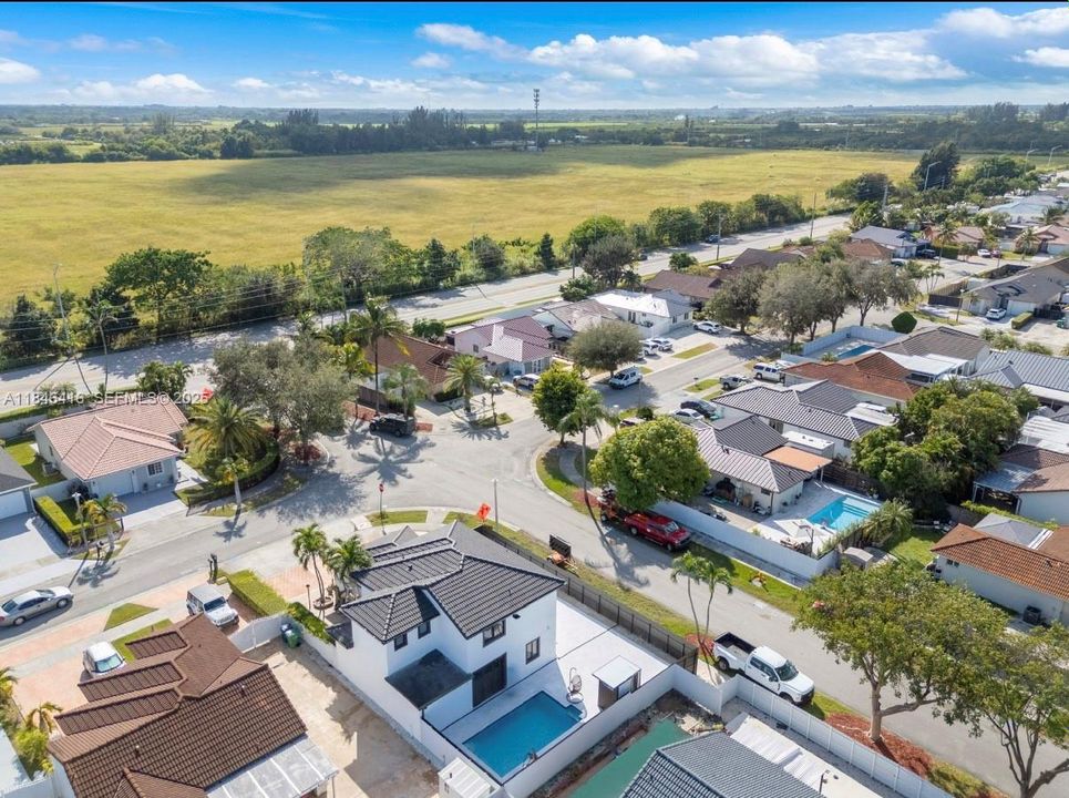 Под контрактом: $849,999 (4 спален, 3 ванн, 1832 Квадратных фут)