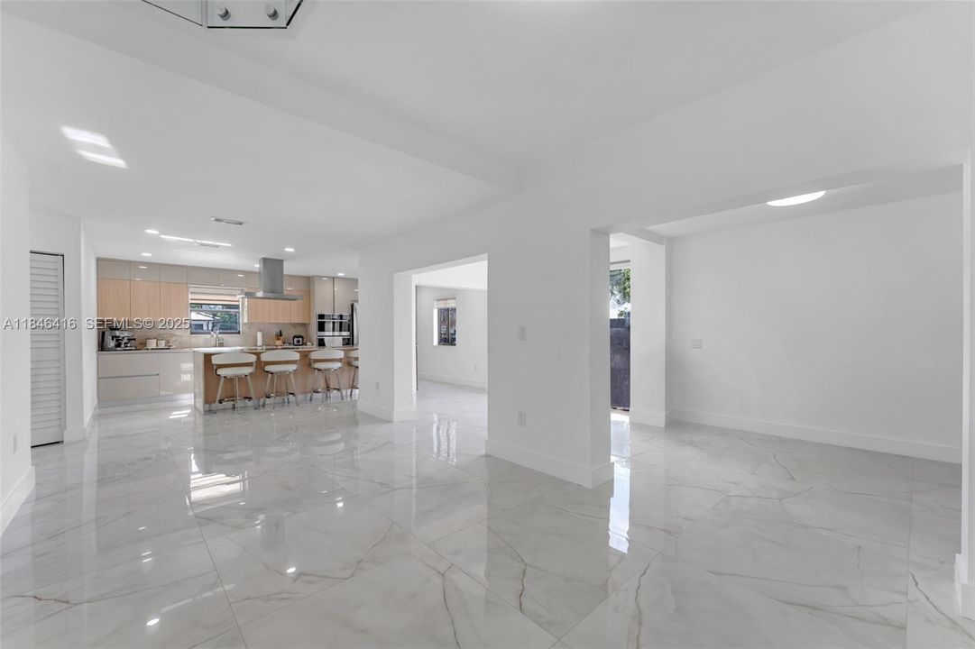 Под контрактом: $849,999 (4 спален, 3 ванн, 1832 Квадратных фут)