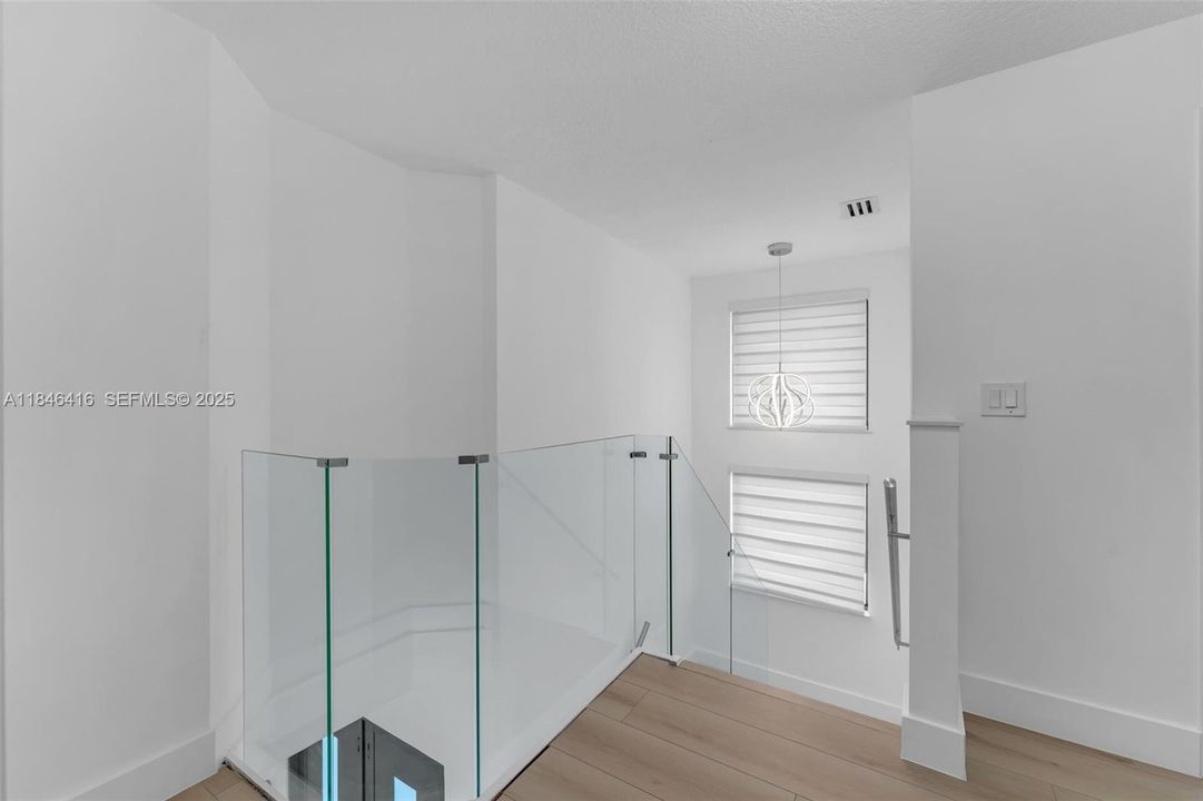 Под контрактом: $849,999 (4 спален, 3 ванн, 1832 Квадратных фут)