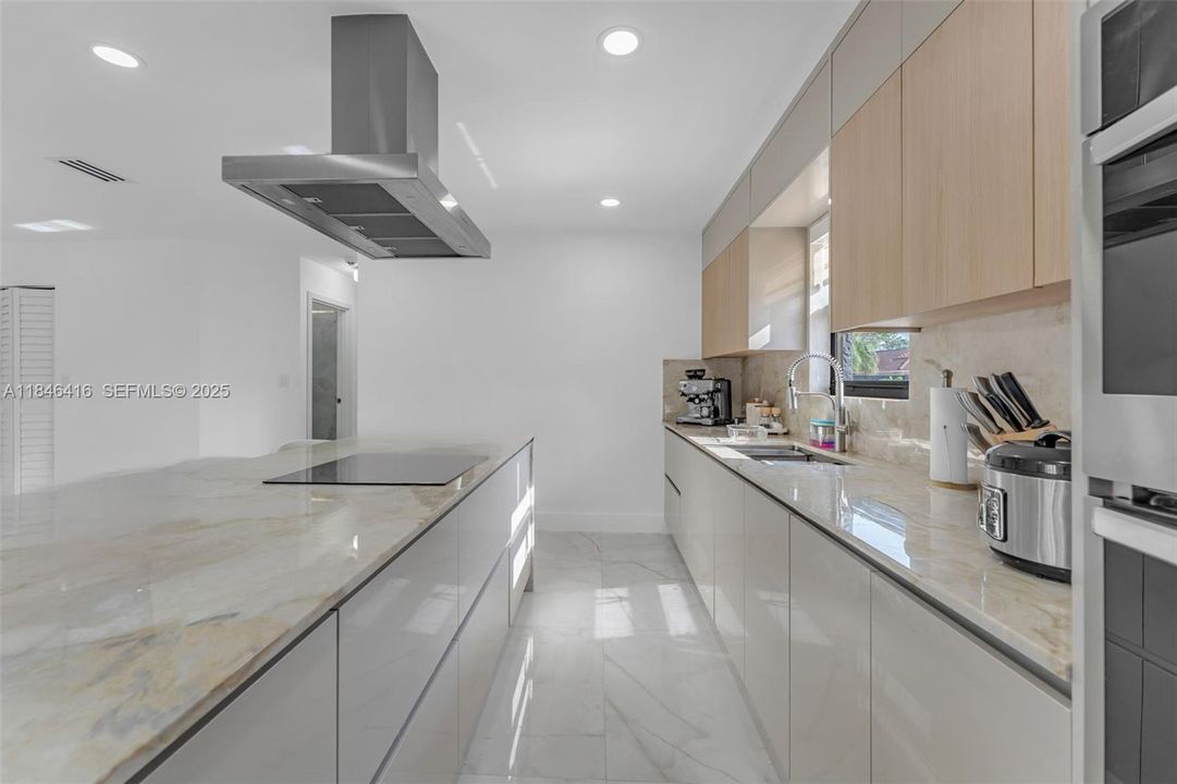 Под контрактом: $849,999 (4 спален, 3 ванн, 1832 Квадратных фут)