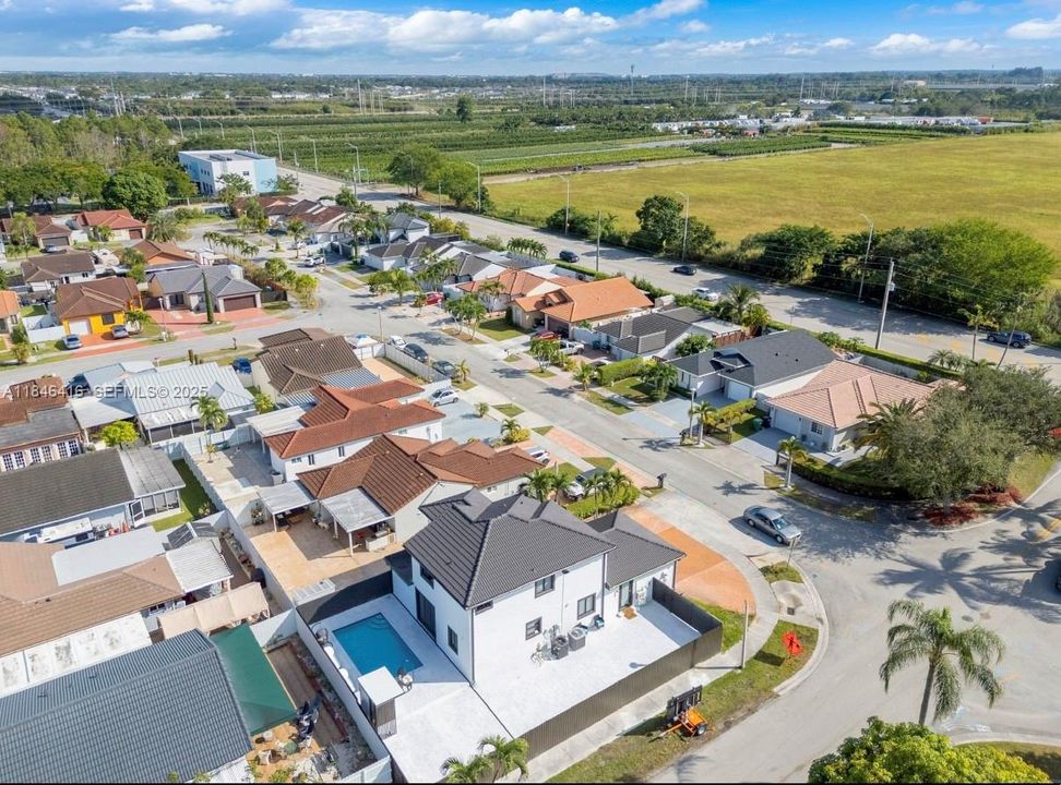 Под контрактом: $849,999 (4 спален, 3 ванн, 1832 Квадратных фут)