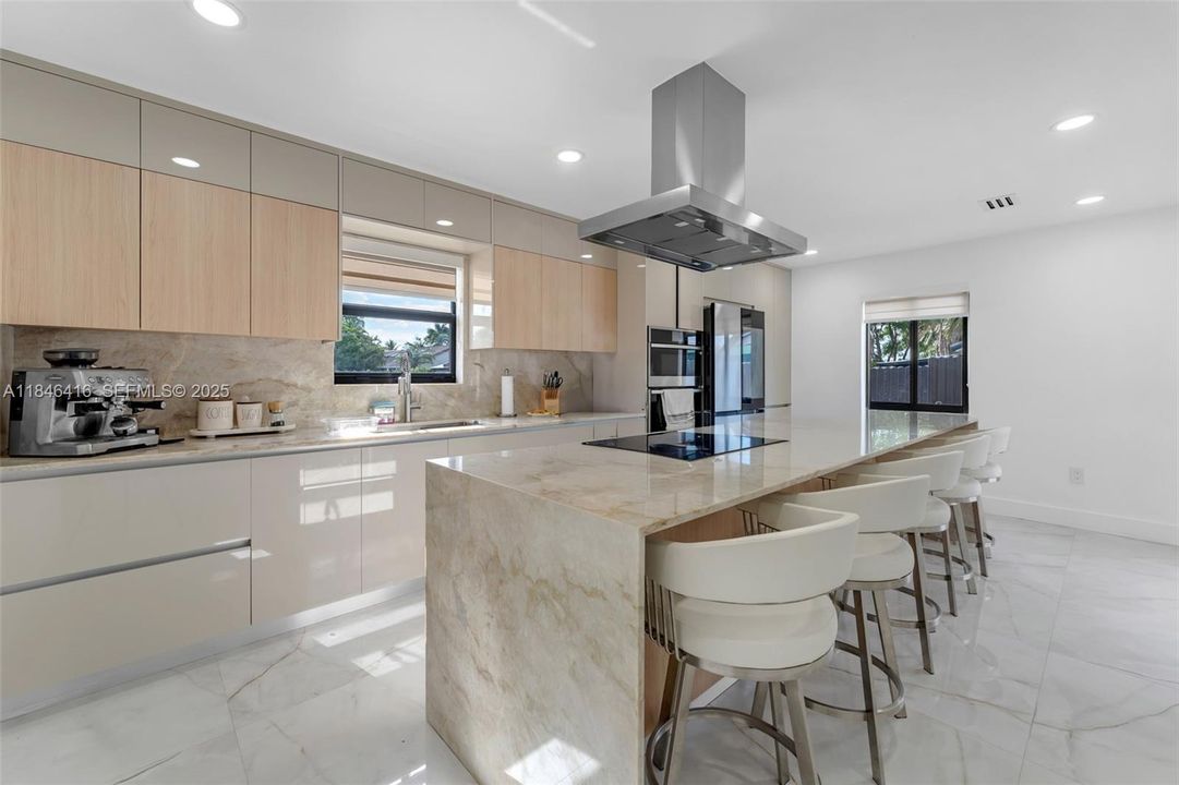 Под контрактом: $849,999 (4 спален, 3 ванн, 1832 Квадратных фут)