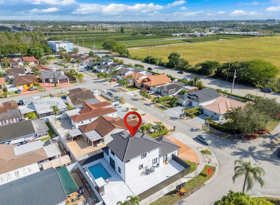 Под контрактом: $849,999 (4 спален, 3 ванн, 1832 Квадратных фут)