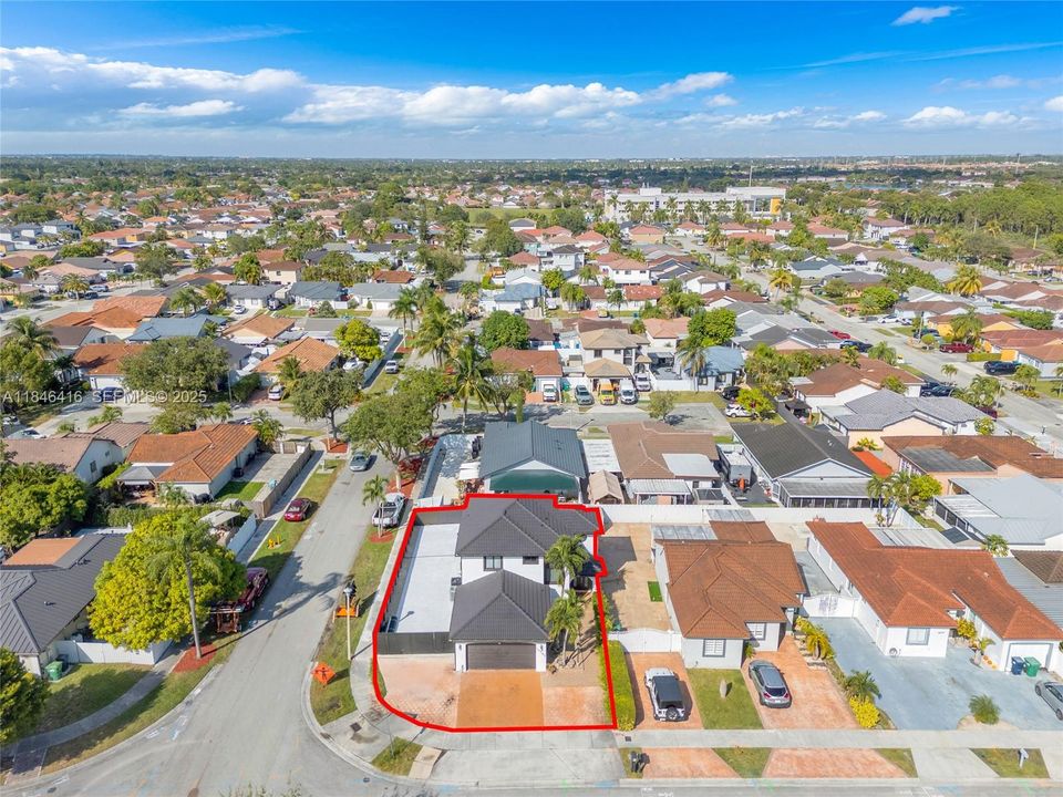 Под контрактом: $849,999 (4 спален, 3 ванн, 1832 Квадратных фут)