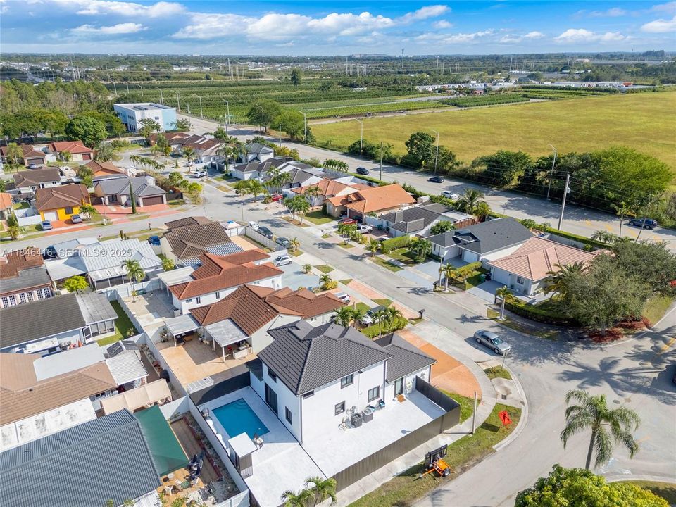 Под контрактом: $849,999 (4 спален, 3 ванн, 1832 Квадратных фут)