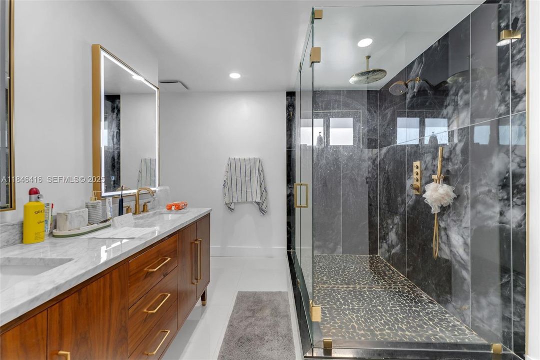 Под контрактом: $849,999 (4 спален, 3 ванн, 1832 Квадратных фут)