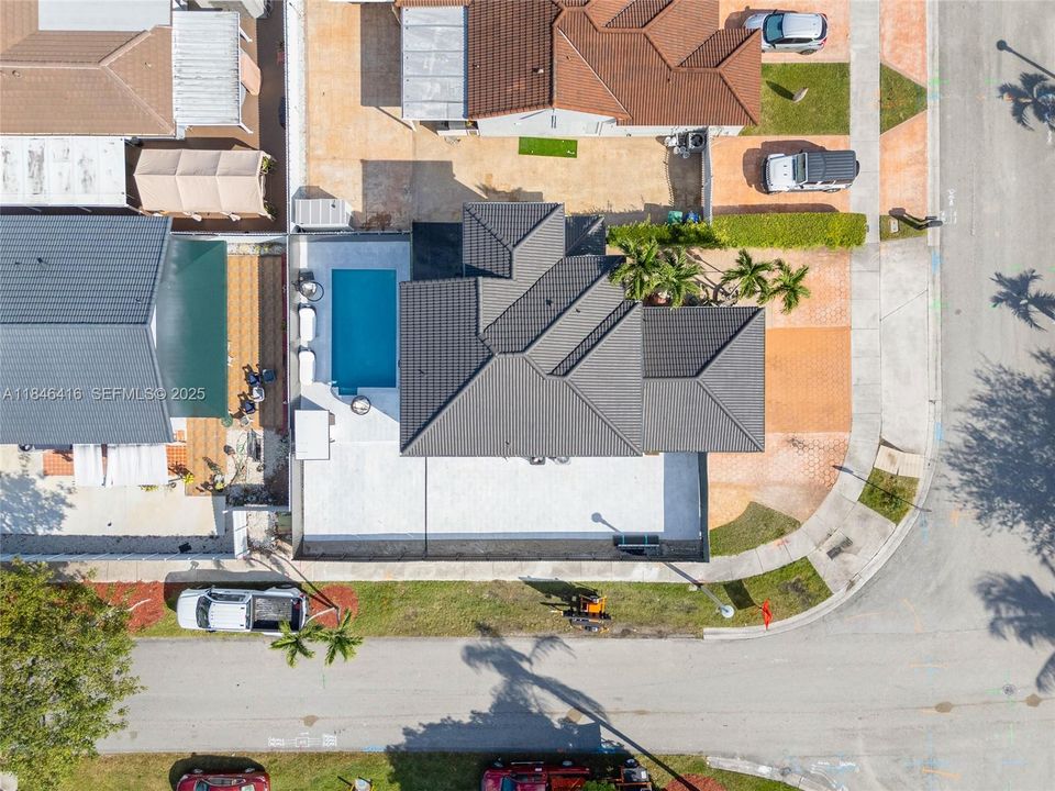 Под контрактом: $849,999 (4 спален, 3 ванн, 1832 Квадратных фут)