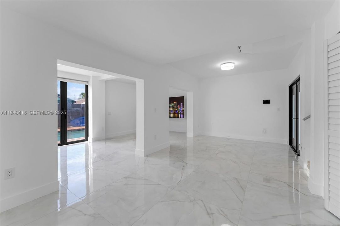 Под контрактом: $849,999 (4 спален, 3 ванн, 1832 Квадратных фут)