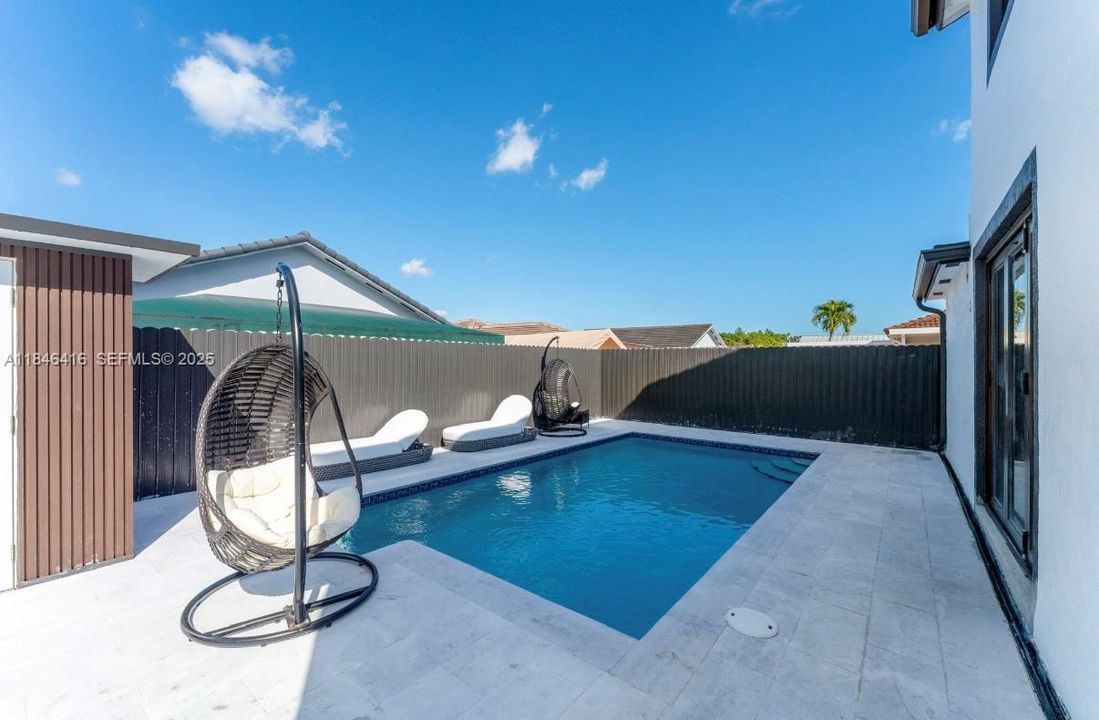 Под контрактом: $849,999 (4 спален, 3 ванн, 1832 Квадратных фут)