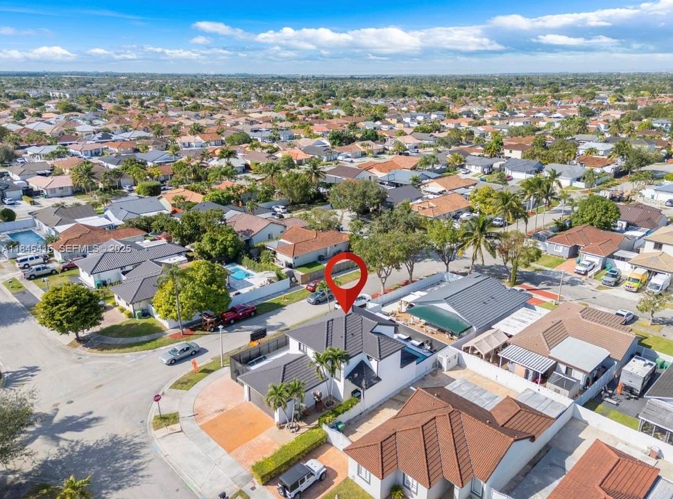 Под контрактом: $849,999 (4 спален, 3 ванн, 1832 Квадратных фут)