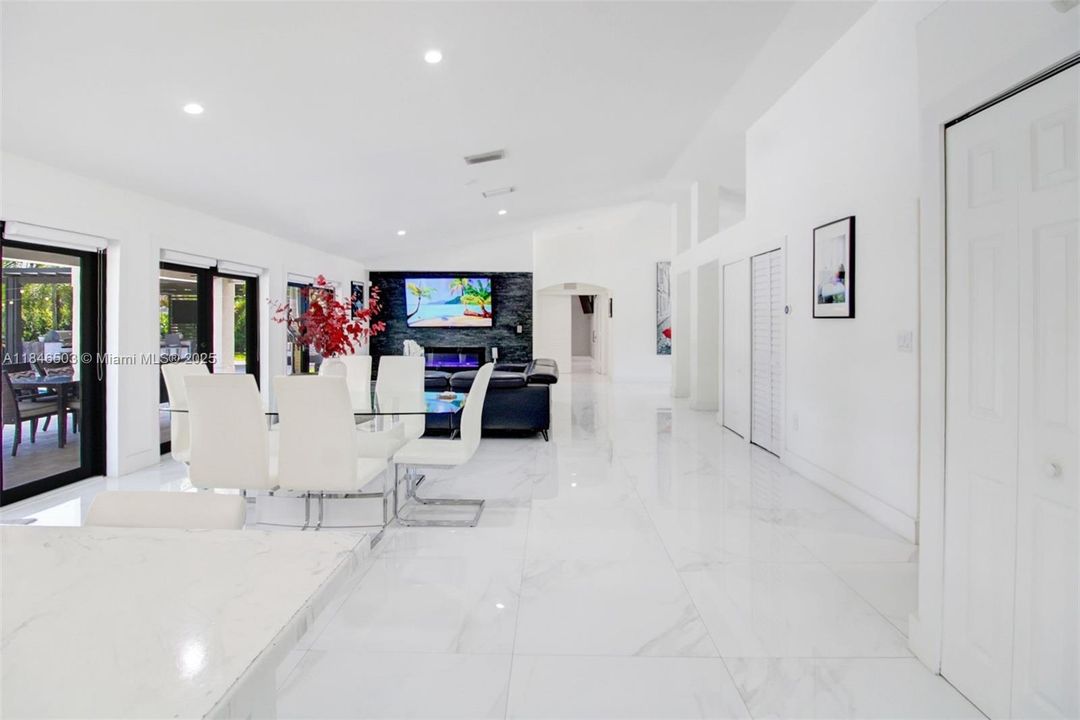 Под контрактом: $989,999 (4 спален, 2 ванн, 2331 Квадратных фут)