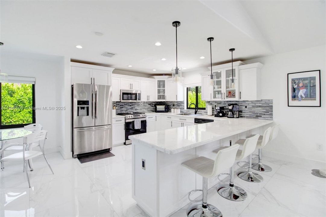 Под контрактом: $989,999 (4 спален, 2 ванн, 2331 Квадратных фут)