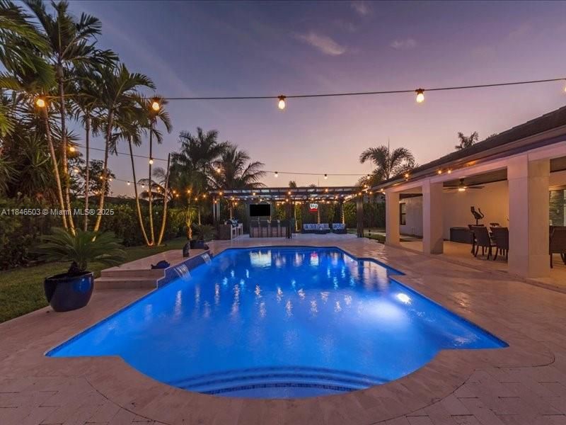 Под контрактом: $989,999 (4 спален, 2 ванн, 2331 Квадратных фут)