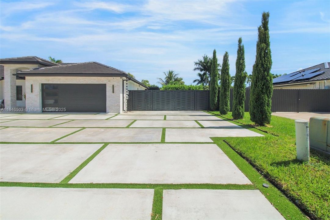 Под контрактом: $989,999 (4 спален, 2 ванн, 2331 Квадратных фут)