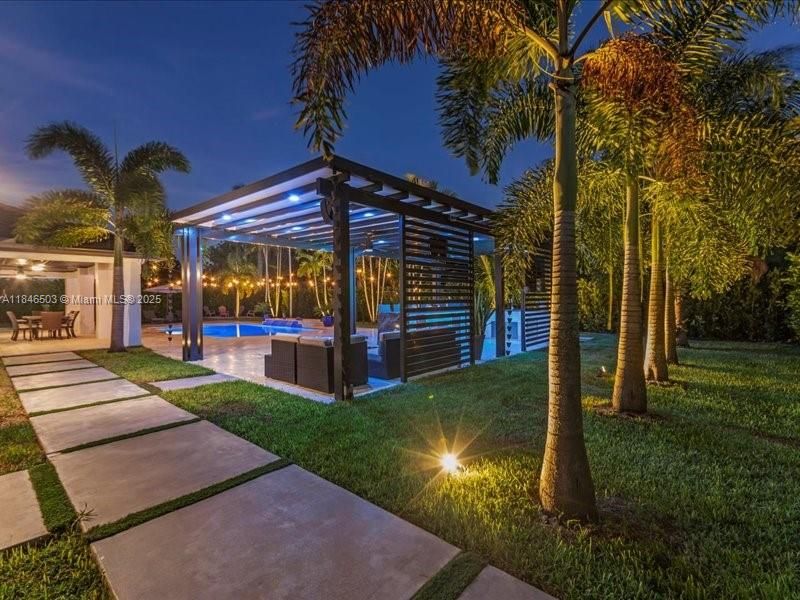 Под контрактом: $989,999 (4 спален, 2 ванн, 2331 Квадратных фут)