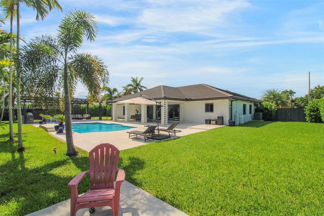 Под контрактом: $989,999 (4 спален, 2 ванн, 2331 Квадратных фут)