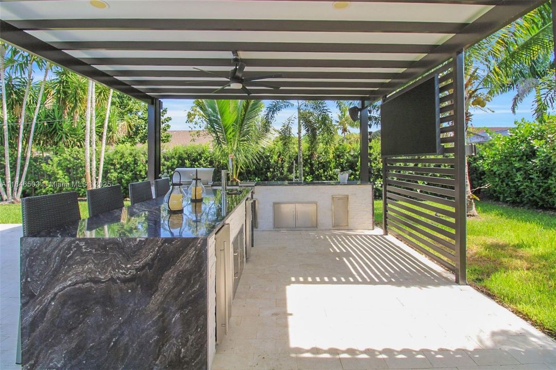 Под контрактом: $989,999 (4 спален, 2 ванн, 2331 Квадратных фут)