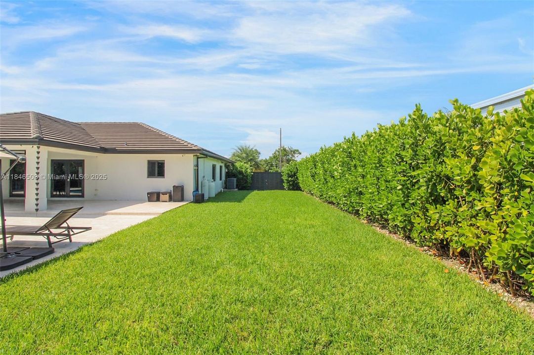 Под контрактом: $989,999 (4 спален, 2 ванн, 2331 Квадратных фут)