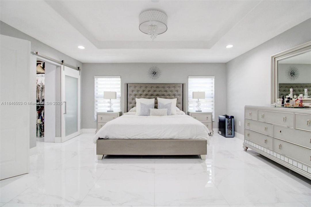 Под контрактом: $989,999 (4 спален, 2 ванн, 2331 Квадратных фут)