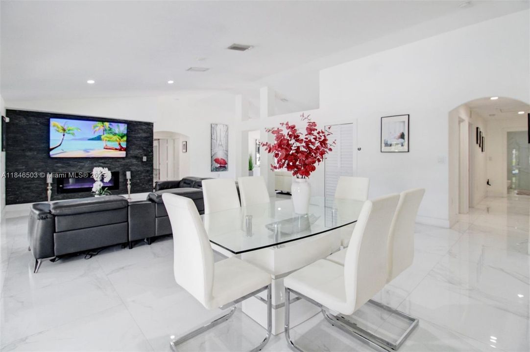 Под контрактом: $989,999 (4 спален, 2 ванн, 2331 Квадратных фут)