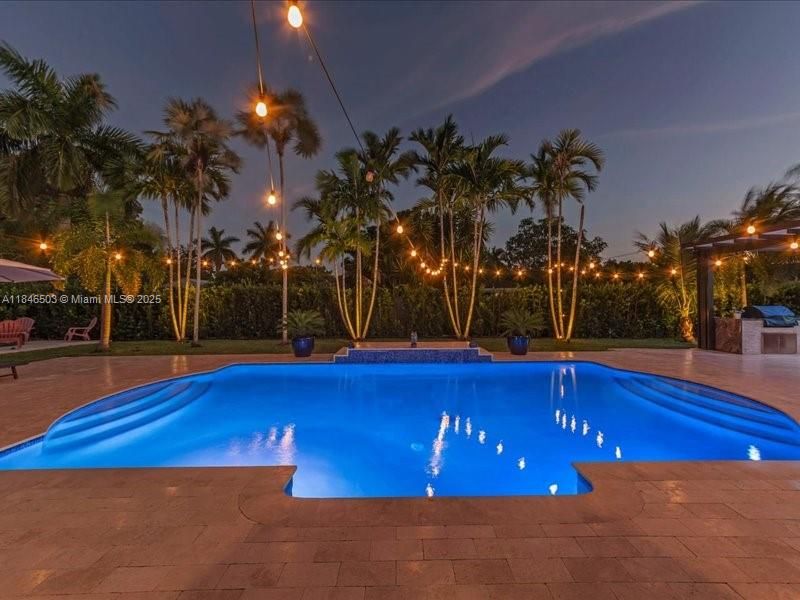 Под контрактом: $989,999 (4 спален, 2 ванн, 2331 Квадратных фут)