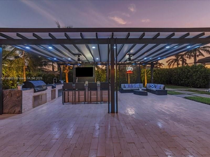 Под контрактом: $989,999 (4 спален, 2 ванн, 2331 Квадратных фут)