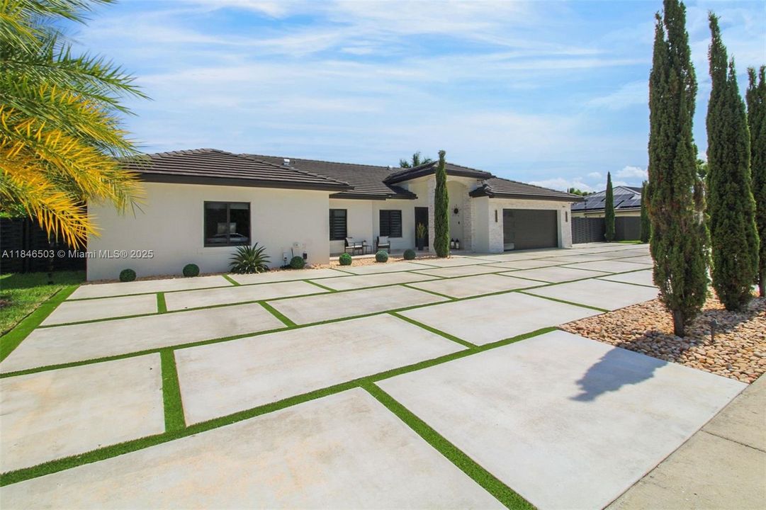 Под контрактом: $989,999 (4 спален, 2 ванн, 2331 Квадратных фут)