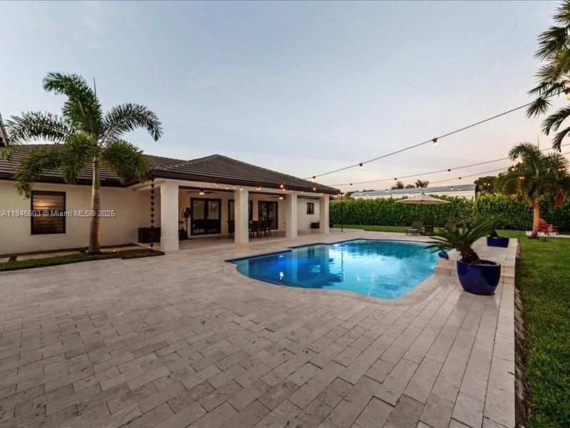 Под контрактом: $989,999 (4 спален, 2 ванн, 2331 Квадратных фут)