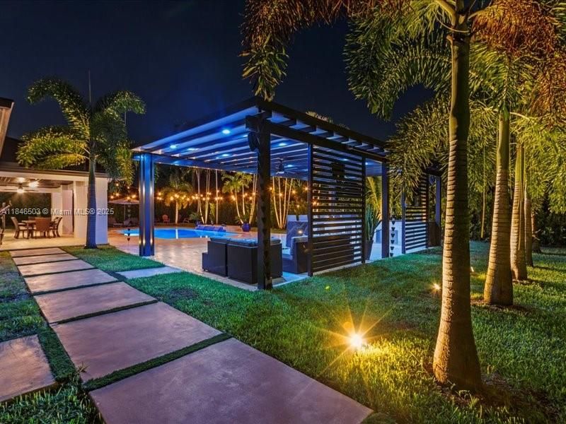 Под контрактом: $989,999 (4 спален, 2 ванн, 2331 Квадратных фут)