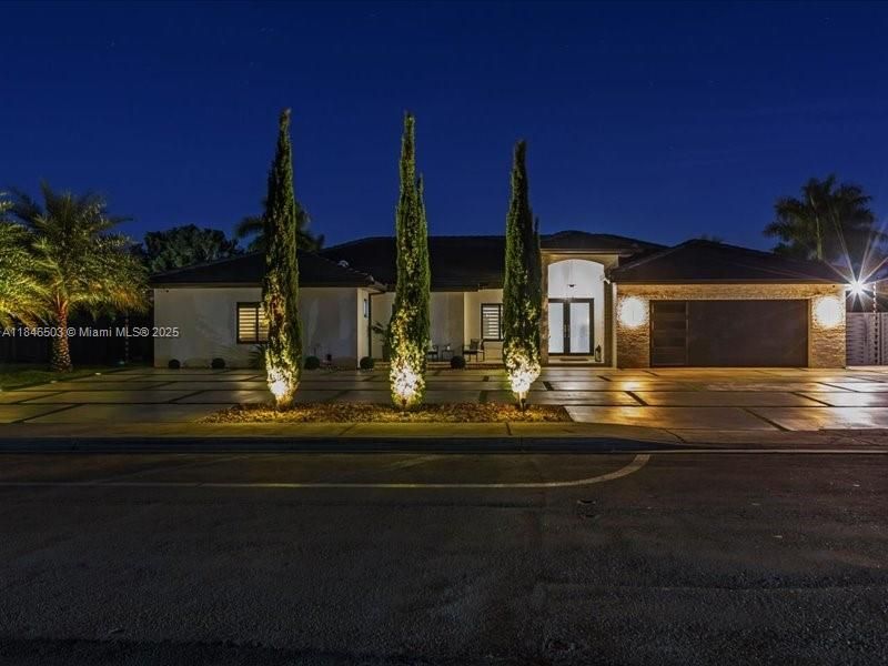 Под контрактом: $989,999 (4 спален, 2 ванн, 2331 Квадратных фут)