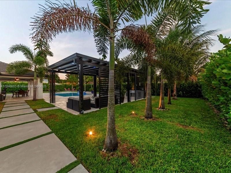 Под контрактом: $989,999 (4 спален, 2 ванн, 2331 Квадратных фут)