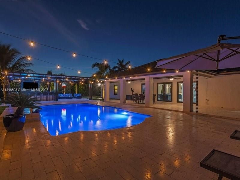 Под контрактом: $989,999 (4 спален, 2 ванн, 2331 Квадратных фут)