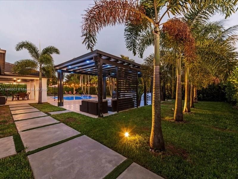 Под контрактом: $989,999 (4 спален, 2 ванн, 2331 Квадратных фут)