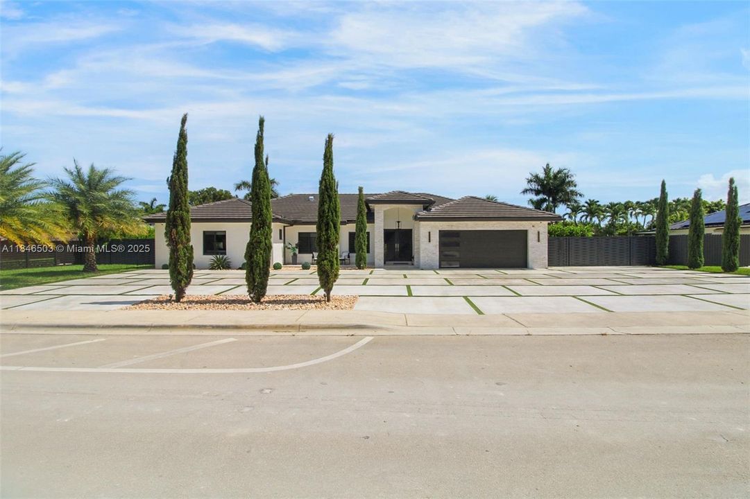 Под контрактом: $989,999 (4 спален, 2 ванн, 2331 Квадратных фут)