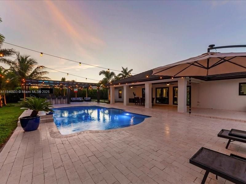 Под контрактом: $989,999 (4 спален, 2 ванн, 2331 Квадратных фут)