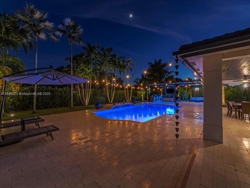 Под контрактом: $989,999 (4 спален, 2 ванн, 2331 Квадратных фут)