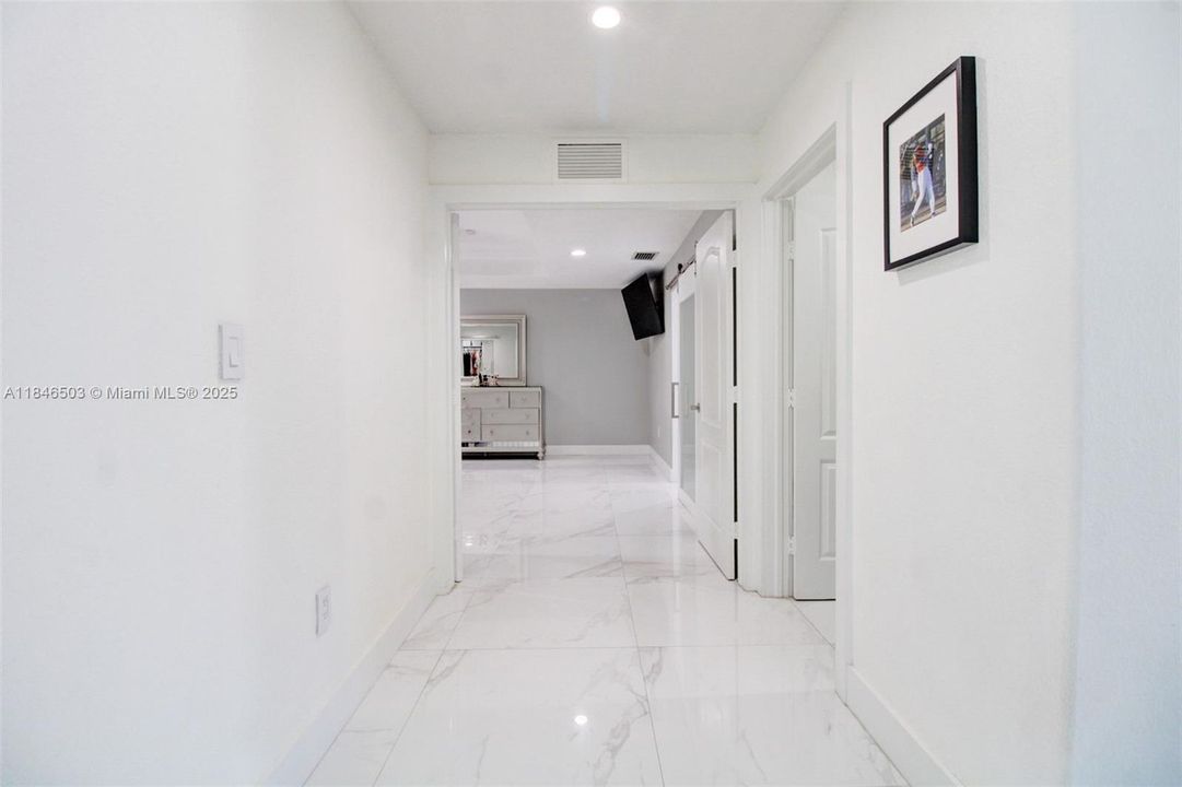 Под контрактом: $989,999 (4 спален, 2 ванн, 2331 Квадратных фут)