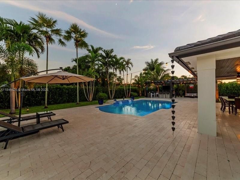 Под контрактом: $989,999 (4 спален, 2 ванн, 2331 Квадратных фут)