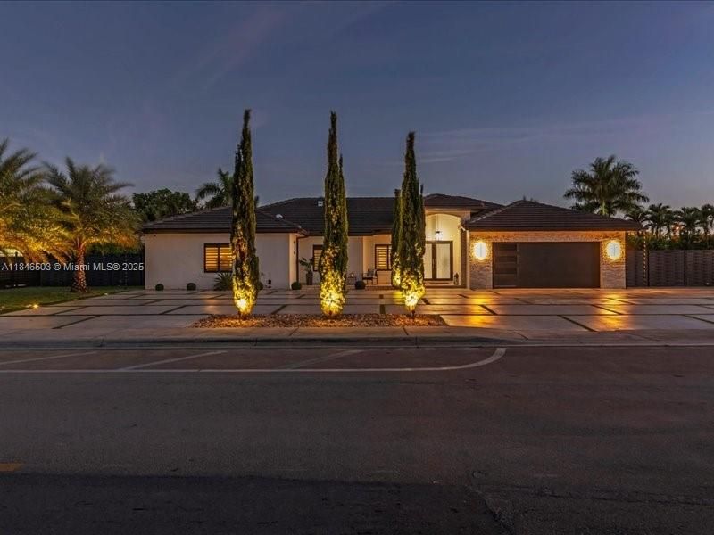 Под контрактом: $989,999 (4 спален, 2 ванн, 2331 Квадратных фут)