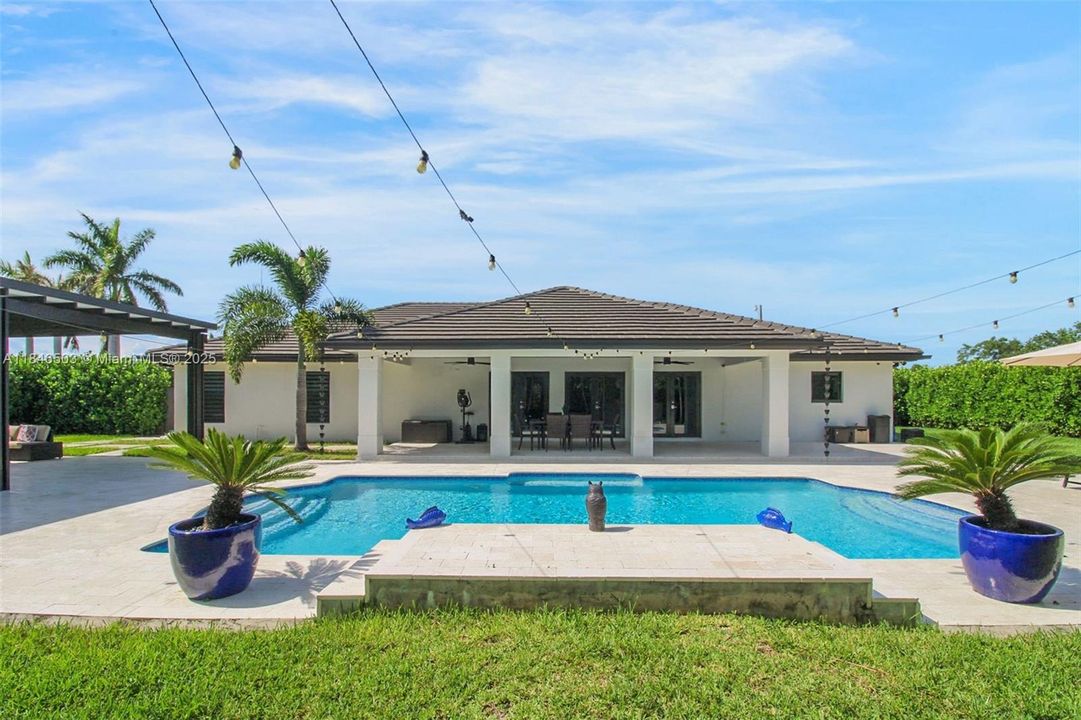 Под контрактом: $989,999 (4 спален, 2 ванн, 2331 Квадратных фут)