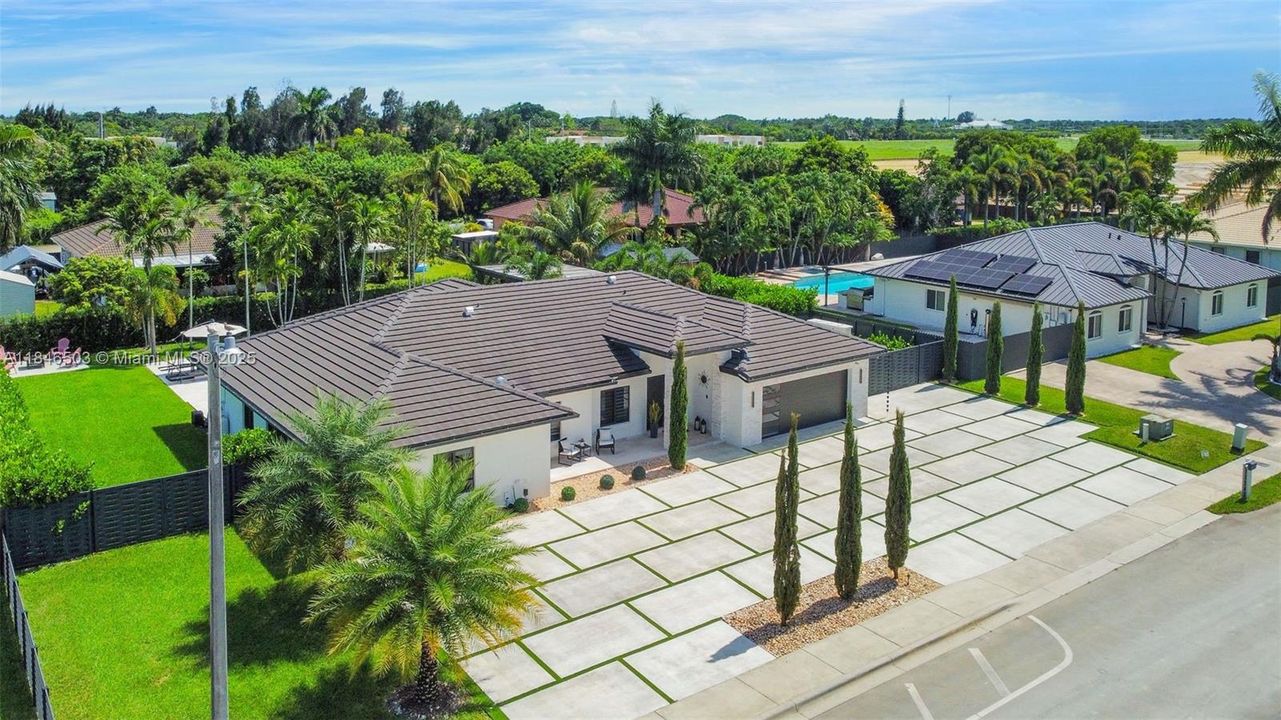 Под контрактом: $989,999 (4 спален, 2 ванн, 2331 Квадратных фут)