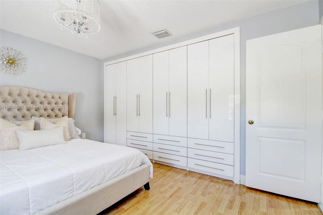 Под контрактом: $989,999 (4 спален, 2 ванн, 2331 Квадратных фут)