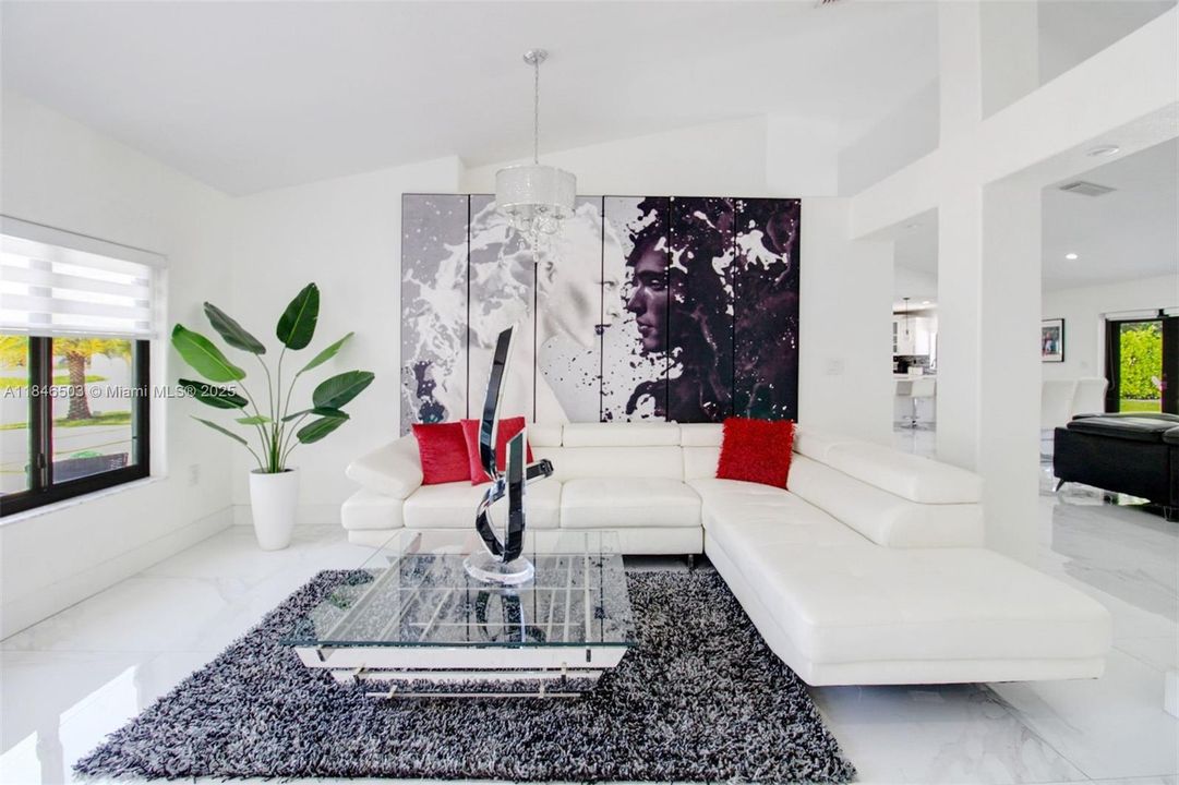 Под контрактом: $989,999 (4 спален, 2 ванн, 2331 Квадратных фут)