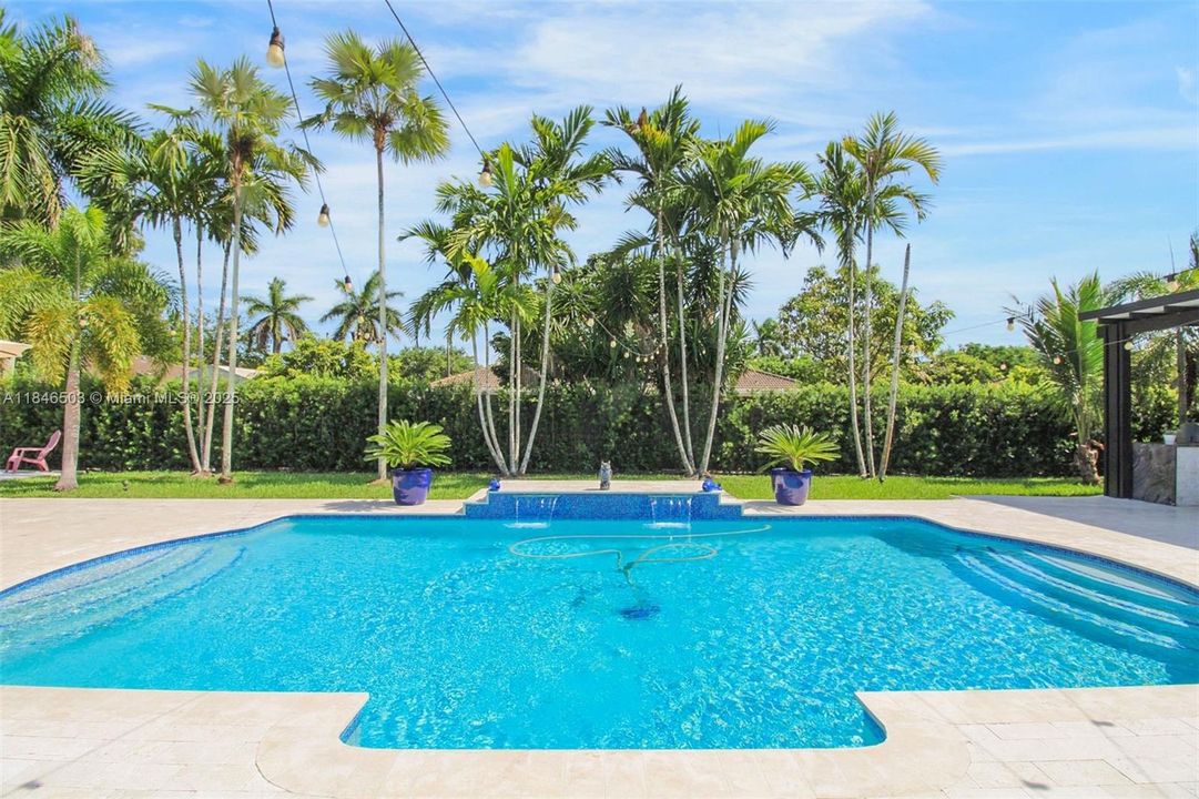 Под контрактом: $989,999 (4 спален, 2 ванн, 2331 Квадратных фут)