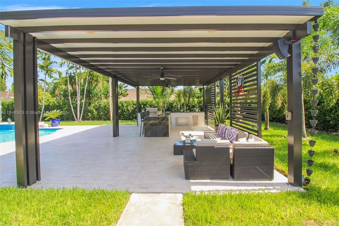 Под контрактом: $989,999 (4 спален, 2 ванн, 2331 Квадратных фут)