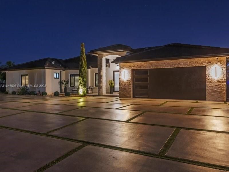 Под контрактом: $989,999 (4 спален, 2 ванн, 2331 Квадратных фут)