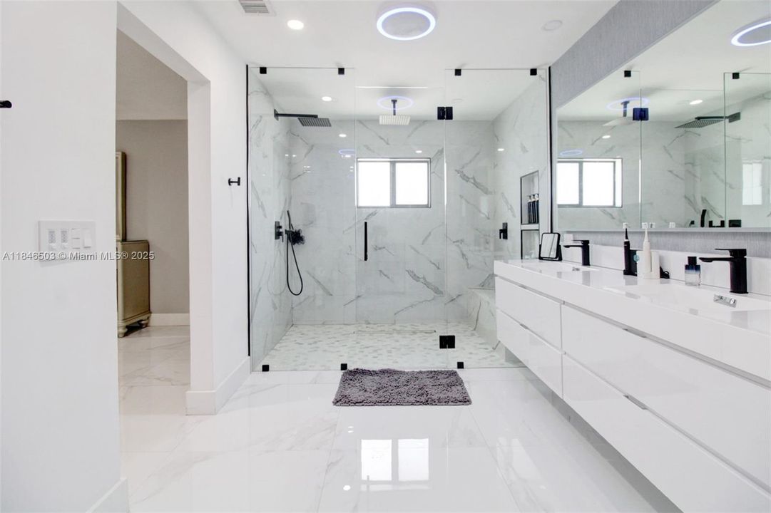 Под контрактом: $989,999 (4 спален, 2 ванн, 2331 Квадратных фут)